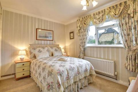 1 Wells Close, Tenterden, TN30 6QJ