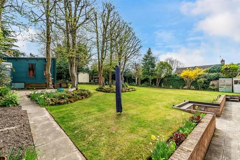 10 Heymede, Leatherhead, KT22 8PG
