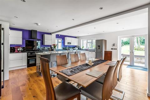 10 Heymede, Leatherhead, KT22 8PG