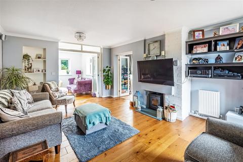 10 Heymede, Leatherhead, KT22 8PG