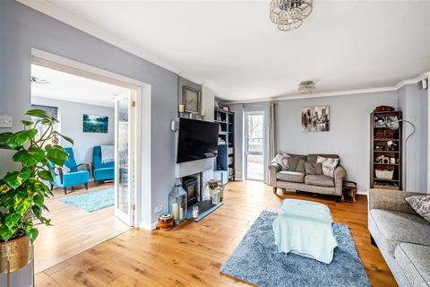 10 Heymede, Leatherhead, KT22 8PG