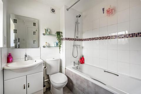 10 Heymede, Leatherhead, KT22 8PG
