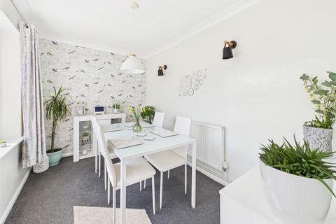 10 Fern Lawn, Abbeydale, Gloucester, GL4 5XS
