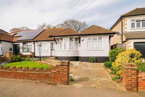 4 bedroom semi-detached bungalow to rent, Faversham Avenue, North Chingford, E4