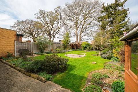 4 bedroom semi-detached bungalow to rent, Faversham Avenue, North Chingford, E4