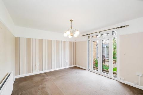 4 bedroom semi-detached bungalow to rent, Faversham Avenue, North Chingford, E4