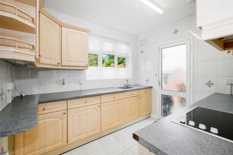4 bedroom semi-detached bungalow to rent, Faversham Avenue, North Chingford, E4