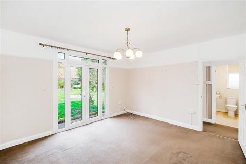 4 bedroom semi-detached bungalow to rent, Faversham Avenue, North Chingford, E4