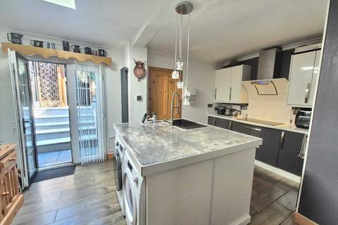 15 Crawshay Road, Tonypandy, CF40 1TD