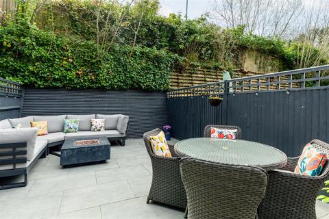 7 Ashurst Place, Haywards Heath, RH16 3EJ