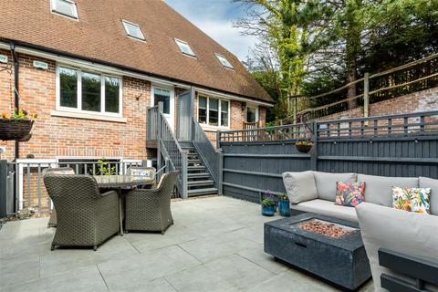7 Ashurst Place, Haywards Heath, RH16 3EJ