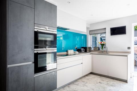 7 Ashurst Place, Haywards Heath, RH16 3EJ