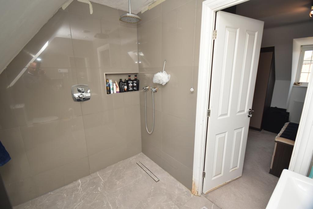 Top Floor Master En Suite Bathroom