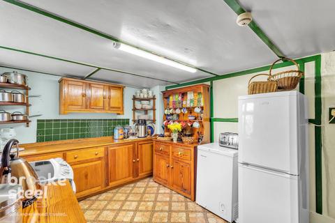 3 bedroom detached house for sale, Chatterton Road