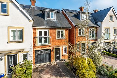 6 Greyford Close, Leatherhead, KT22 8DS