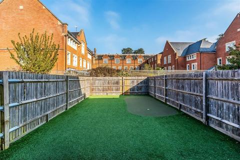 6 Greyford Close, Leatherhead, KT22 8DS