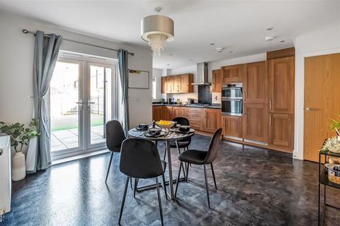 6 Greyford Close, Leatherhead, KT22 8DS