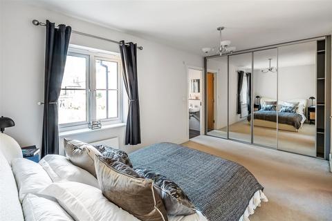 6 Greyford Close, Leatherhead, KT22 8DS