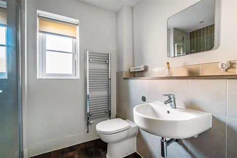 6 Greyford Close, Leatherhead, KT22 8DS