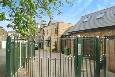 2 bedroom flat to rent, Chestnut Mews, Woodford Green IG8