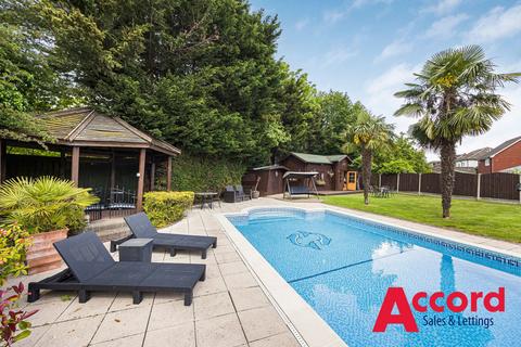 4 bedroom semi-detached bungalow for sale, Greenbanks, Upminster, RM14