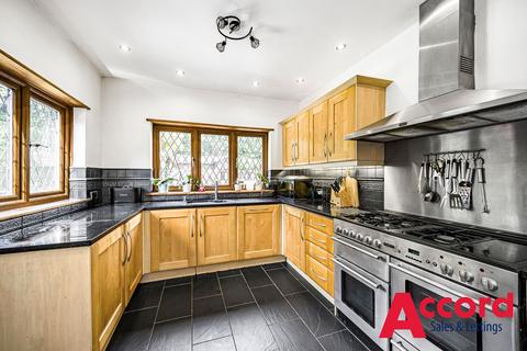 4 bedroom semi-detached bungalow for sale, Greenbanks, Upminster, RM14