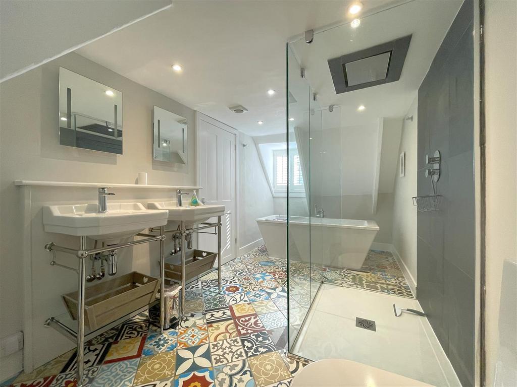 Bathroom 2.jpg