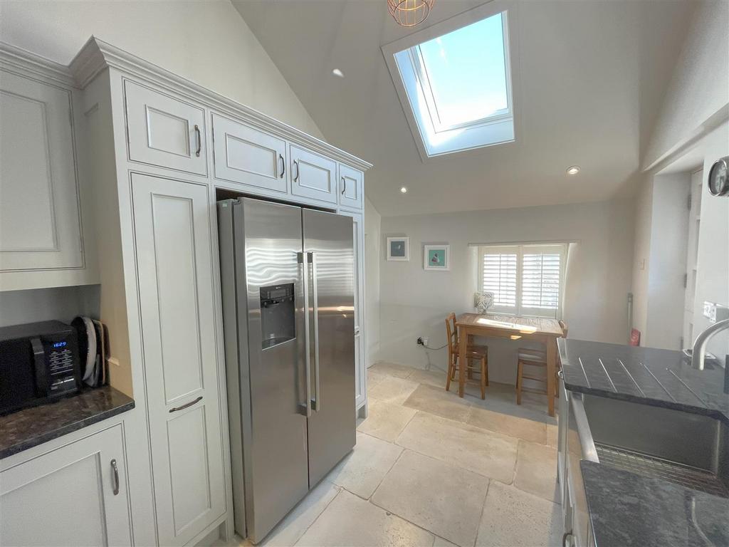 Kitchen 2.jpg