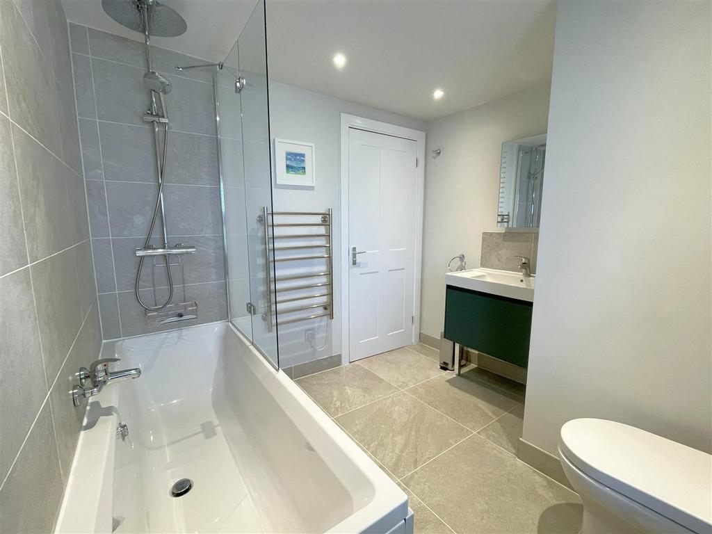 1st floor bathroom.jpg