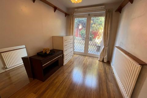 4 Exmoor Close, Ashton-under-lyne, OL6 8UZ