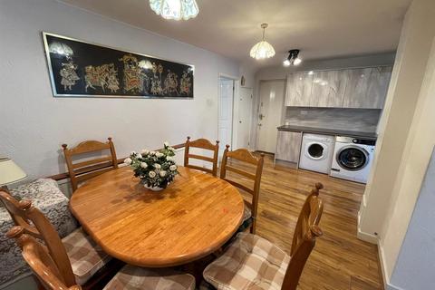 4 Exmoor Close, Ashton-under-lyne, OL6 8UZ