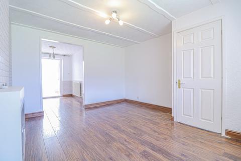 3 bedroom semi-detached house to rent, Weavers Green, Farnworth, BL4