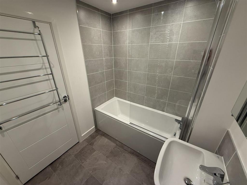 Bathroom 1.JPG