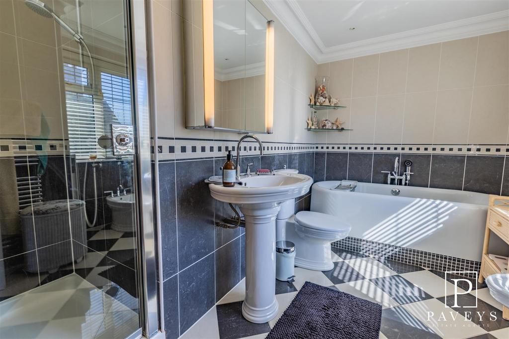 En suite to master bedroom