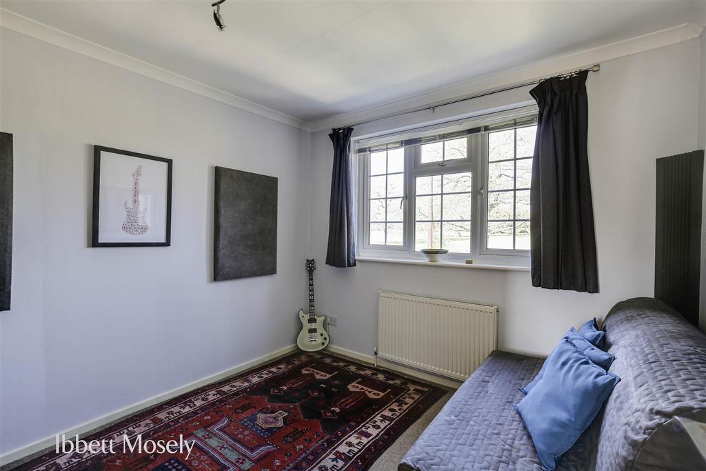 26 Bedroom.jpg