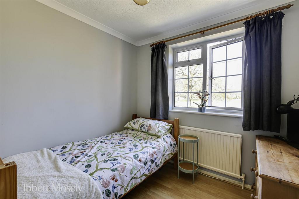 25 Bedroom.jpg