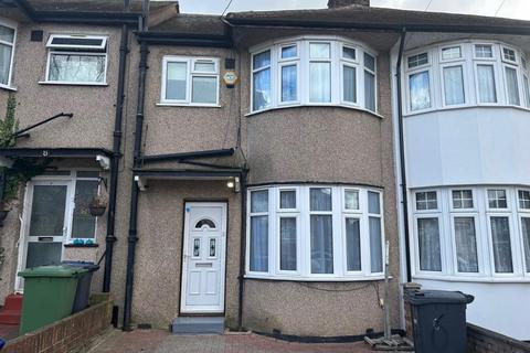 3 bedroom terraced house to rent, Cedar Grove, Southall