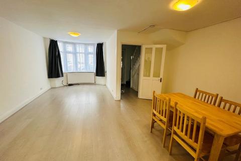 3 bedroom terraced house to rent, Cedar Grove, Southall