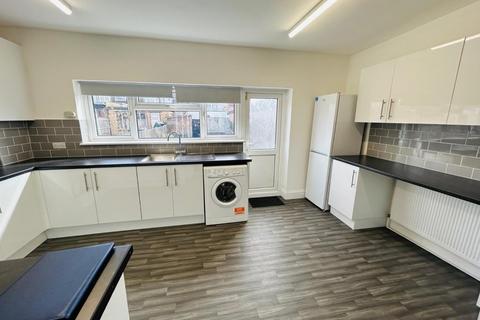 3 bedroom terraced house to rent, Cedar Grove, Southall