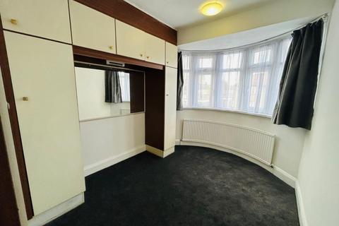 3 bedroom terraced house to rent, Cedar Grove, Southall