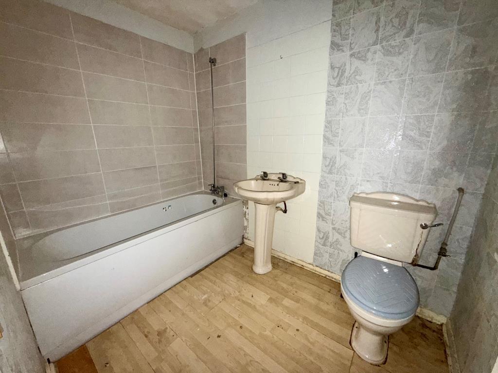 Bathroom with W.C.