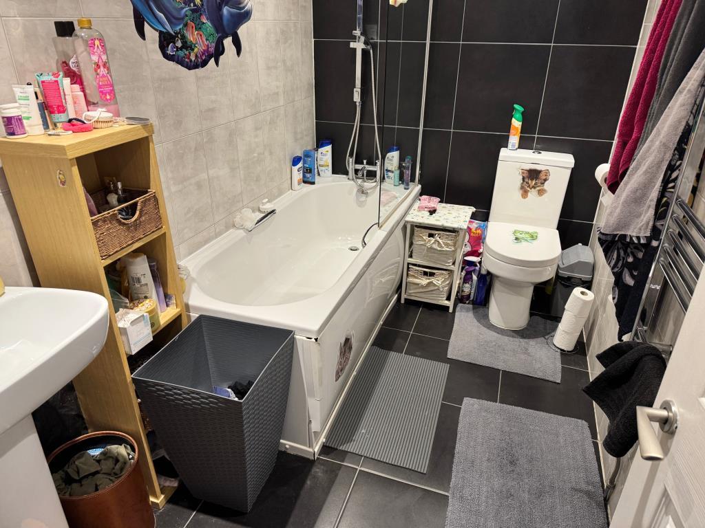 Flat 1  bathroom