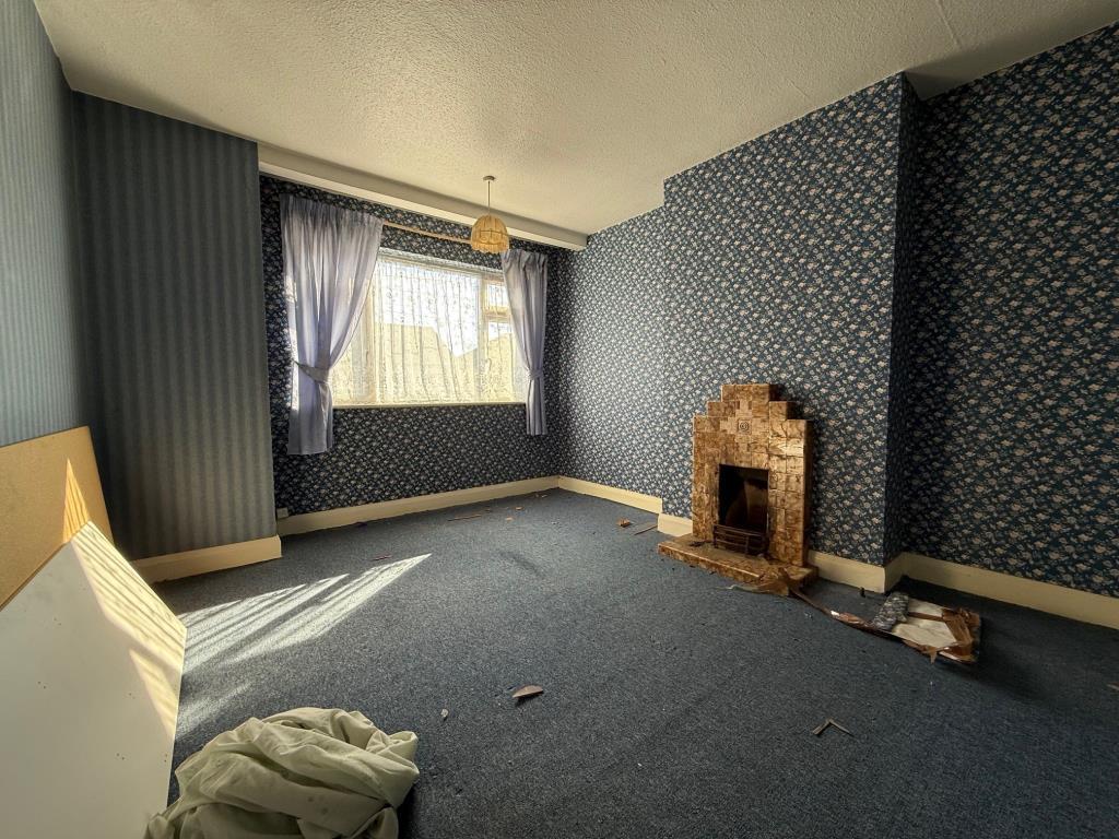Double bedroom with window to front aspect