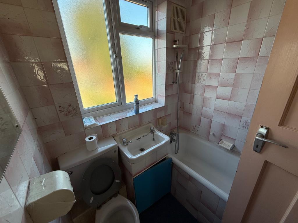 Bath, sink and w.c.