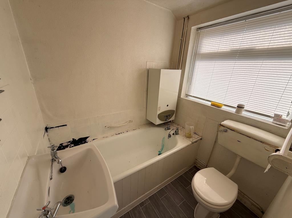 Ground floor bathroom with window to the side