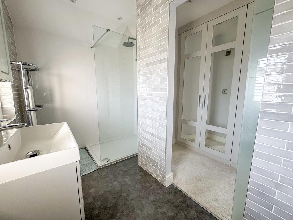 Bed 1 ensuite and dressing area