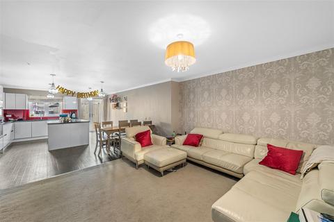 83 North Drive, Hounslow, TW3 1PT
