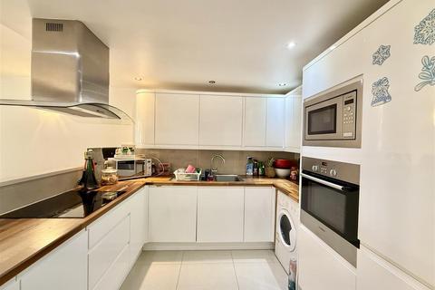 2 bedroom flat for sale, Johnson Lodge, London W9
