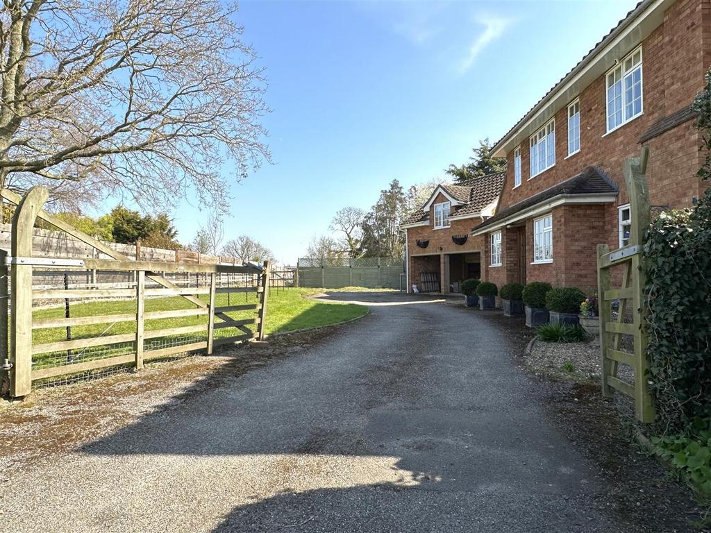Extensive Gated Entrance 566