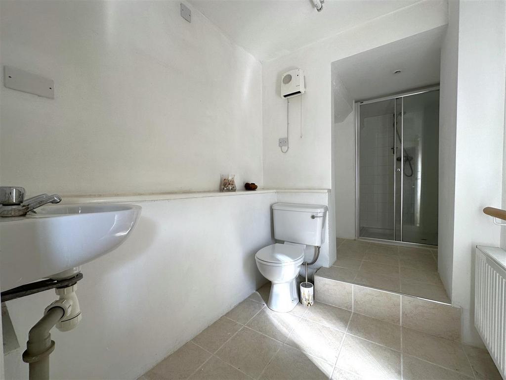 Annexe Shower Room 713